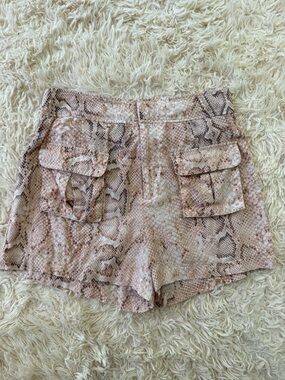 GUESS Snakeskin Print Linen Shorts Size 4 High Waist Cargo Style Chic
